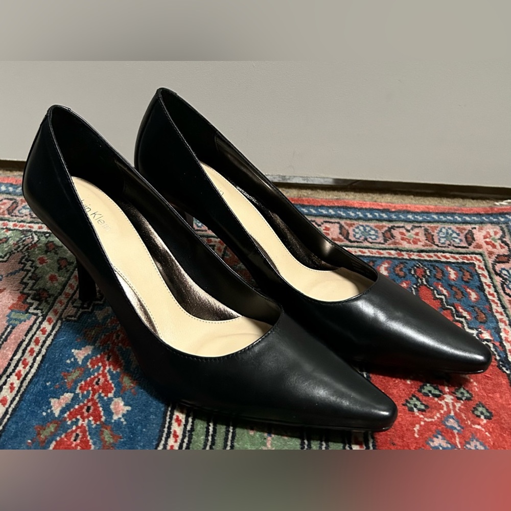 Calvin Klein 2 1/2” heels in black
